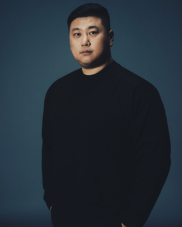 허명행 감독이 넷플릭스 영화 '황야' 인터뷰에 앞서 포즈를 취하고 있다. [사진=넷플릭스]