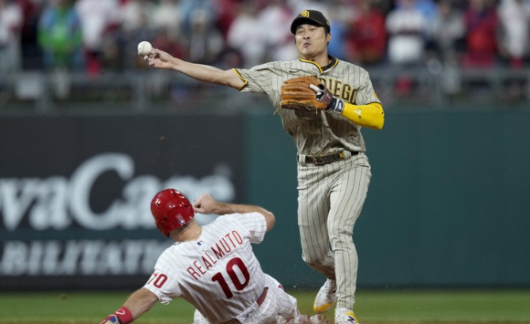 MLB 샌디에이고에서 뛰고 있는 김하성은 9일(한국시간) 열린 애틀랜타와 원정 경기에서 올 시즌 개막 후 처음으로 유격수 자리에서 선발 출전했다. [사진=뉴시스]