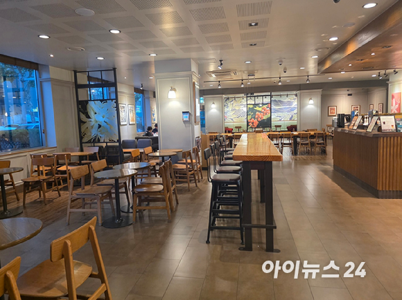 8일 오후 7시30분께 서울 강남역 인근 스타벅스 매장이 한산한 모습을 보이고 있다. 해당 매장은 오후 10시까지 운영된다. [사진=구서윤 기자]