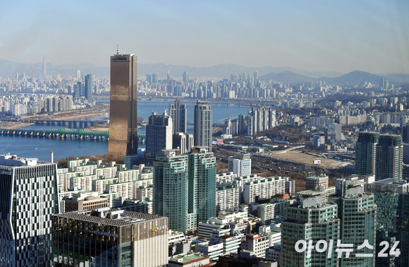 11일 한국거래소에 따르면 올해 들어 지난 10일까지 CB 전환가액 하향 조정 공시는 총 204건으로 집계됐다. 사진은 여의도 증권가. [사진=정소희 기자]