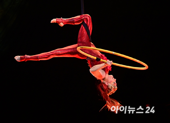 15일 오후 서울 잠실종합운동장 내 빅탑에서 열린 태양의서커스 '쿠자(KOOZA)' 프레스 컨퍼런스에서 배우들이 환상적인 무대를 선보이고 있다. [사진=정소희 기자]