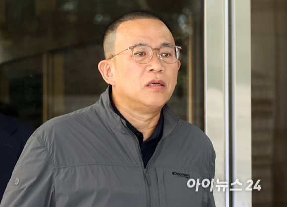 명태균씨가 7일 오후 서울 서초구 서울고등법원에서 열린 윤석열 전 대통령의 무상 여론조사 관련 정치자금법 위반 혐의 항소심에서 무죄를 선고 받은 뒤 법정을 나서고 있다. [사진=곽영래 기자]