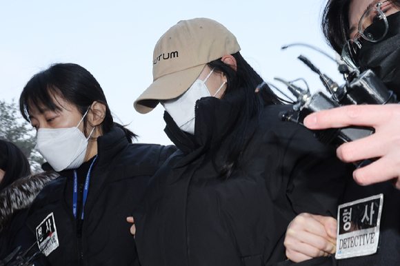 서울 강북구 수유동 모텔에서 남성 2명을 숨지게 한 혐의를 받는 20대 여성 A씨가 12일 서울북부지법에서 영장실질심사를 받기 위해 출석하고 있다. [사진=연합뉴스]