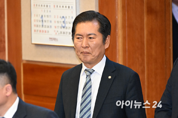 정청래 국회 법제사법위원회 위원장과 국회 측 대리인단 김이수 전 헌법재판소장 등이 25일 오후 서울시 종로구 재동 헌법재판소 대심판정에서 열린 대통령 탄핵 심판 11차 변론에 참석해 있다. [사진=사진공동취재단]