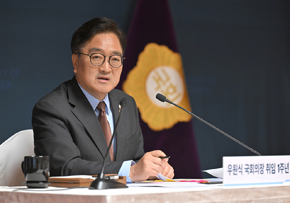 우원식 국회의장이 11일 국회 사랑재에서 열린 취임 1주년 기자간담회에서 취재진의 질문에 답변하고 있다. 2025.6.11 [국회사진기자단] [사진=연합뉴스]
