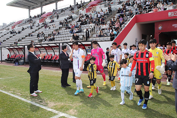  홍남표 경상남도 창원특례시장이 지난 17일 창원축구센터에서 열린 창원FC 홈 개막전에 참석해 출전 선수들을 환영하고 있다. [사진=경상남도 창원특례시] 