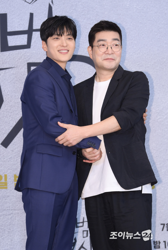 배우 장승조와 손현주가 28일 오후 서울 마포구 도화동 서울가든호텔에서 열린 JTBC 새 토일드라마 '모범형사2' 제작발표회에 참석해 포토타임을 갖고 있다. [사진=정소희 기자]