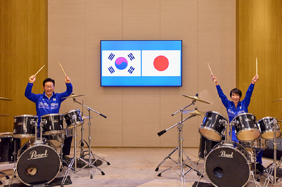 이재명 대통령과 다카이치 사나에 일본 총리가 13일 일본 나라현에서 정상회담 후 환담장에서 드럼 합주를 하고 있다. 2026.1.13 [사진=연합뉴스]