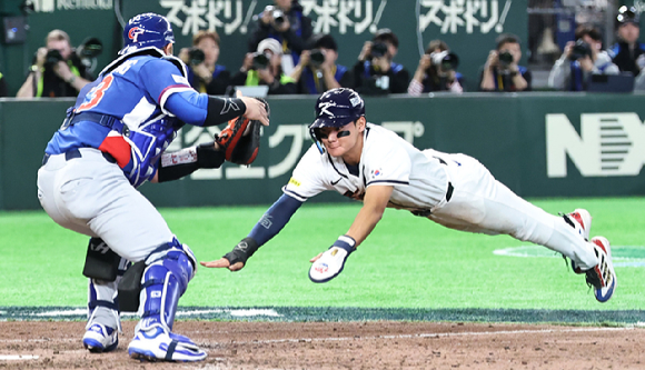 8일 일본 도쿄돔에서 열린 2026 WBC 조별리그 C조 3차전 대한민국과 대만의 경기에서 연장 10회 말 1사 3루 김혜성의 타구 때 3루 주자 김주원이 홈에서 태그아웃되고 있다. [사진=연합뉴스]