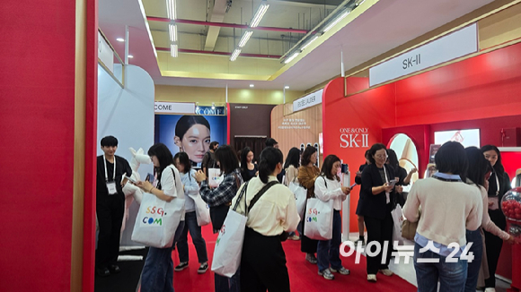 15일 SSG닷컴 '美지엄' 팝업스토어가 방문객들로 북적이고 있다. 해당 공간에서는 국내 대표 식품 기업과 유명 맛집의 상품 홍보 부스가 운영된다. [사진=진광찬 기자]