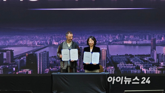 건축가 토마스 헤더윅과 정희선 여의도 대교아파트 조합장이 15일 여의도 대교아파트 시공사 선정총회에서 기념촬영을 하고 있다. 2025.11.15 [사진=이수현 기자]