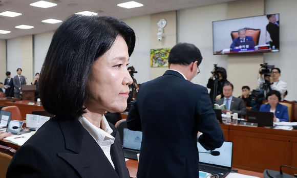 12일 국회 과학기술정보방송통신위원회 전체회의에서 위원장인 더불어민주당 송기헌 의원이 국민의힘 이진숙 의원을 방송미디어통신위원회 국정감사에서 배제하는 제척의 건 표결을 진행하자 이 의원 등 국민의힘 과방위원들이 회의실을 떠나고 있다. 2026.10.12 [사진=연합뉴스]