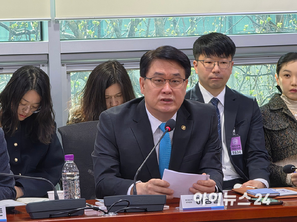 23일 서울 국회의원회관에서 열린 '사전예방 중심 개인정보 보호 체계 구축을 위한 토론회'에서 참석자들이 기념촬영하고 있다. [사진=윤소진 기자]