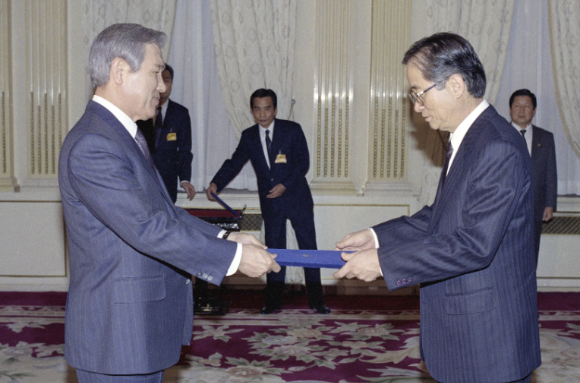 제13대 노태우 대통령이 1988년 2월 25일 국회의사당 광장에서 취임선서를 하고 있다. [사진=대통령기록관]