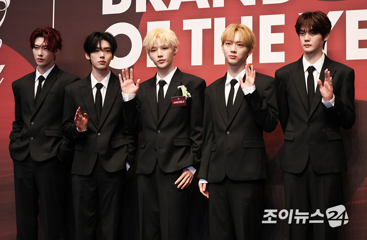 그룹 앤더블이 1일 오전 서울 중구 신라호텔에서 진행된 '2026 올해의 브랜드 대상' 포토월 행사에 참석해 포즈를 취하고 있다. [사진=문수지 기자]