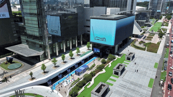 삼성전자의 '갤럭시Z 폴드7·플립7'로 꾸며진 코엑스 전경. 코엑스 내부에서는 대규모 체험존도 운영 중이다. [사진=삼성전자]