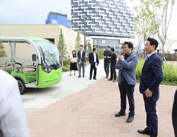 임병택 경기 시흥시장이 18일 관내 거북섬을 방문해 관광 편의시설 등을 살펴보고 있다. [사진=시흥시]