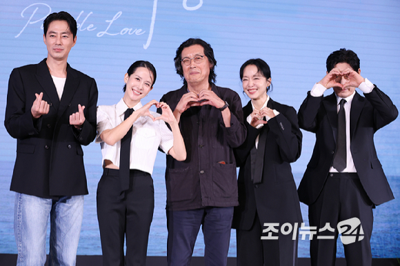 배우 조인성, 조여정, 이창동 감독, 배우 전도연, 설경구가 25일 오전 서울 마포구 호텔 나루 서울 엠갤러리에서 진행된 넷플릭스 영화 '가능한 사랑'(감독 이창동) 제작보고회에 참석해 포즈를 취하고 있다. [사진=문수지 기자]