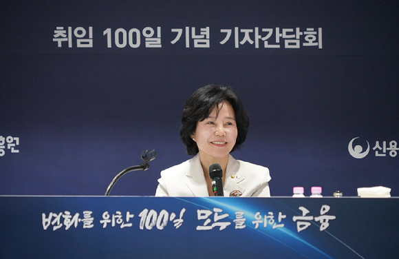 김은경 서민금융진흥원장 겸 신용회복위원회장이 7일 서울시 중구 서민금융진흥원에서 열린 취임 100일 기념 기자간담회에서 발언하고 있다. [사진=서민금융진흥원&middot;신용회복위원회 ]