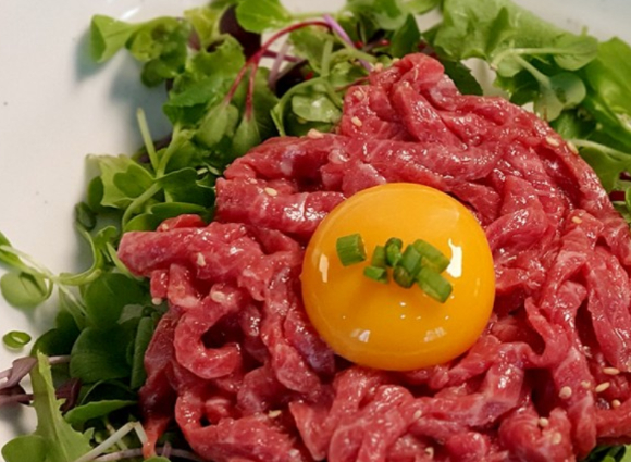 육회 등 날고기를 잘못 먹으면 반신마비, 간염, 실명 등 중증 질환으로 진행될 수 있다는 전문가의 조언이 공개됐다. 사진은 본 기사 내용과 무관. [사진=Penn State Health]