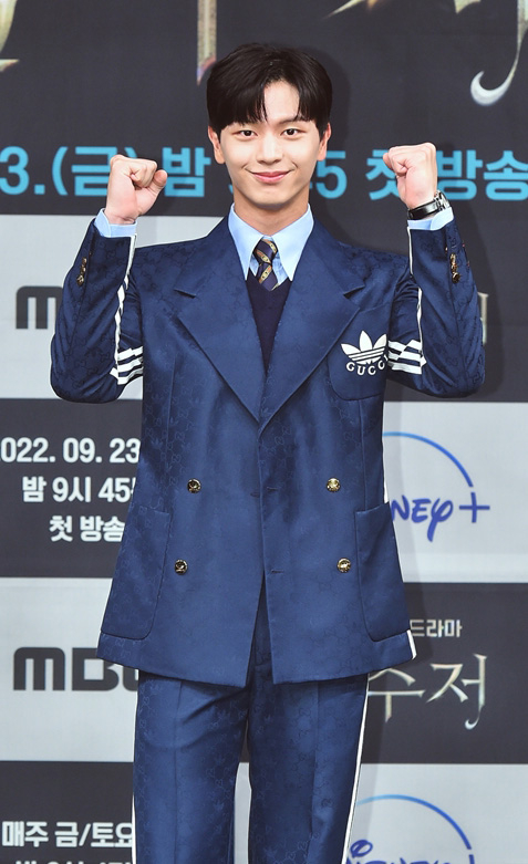 배우 육성재(비투비)가 23일 온라인으로 진행된 MBC 새 금토드라마 '금수저' 제작발표회에 참석하고 있다. [사진=MBC]