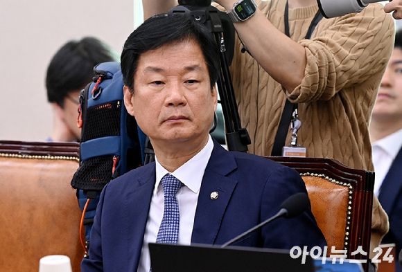 박균택 더불어민주당 의원이 26일 서울 여의도 국회에서 열린 법제사법위원회의 법무부 등에 대한 종합감사에서 생각에 잠겨 있다. [사진=곽영래 기자]
