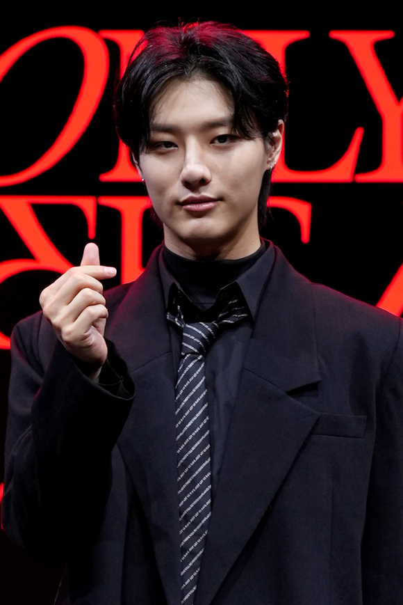 가수 우즈(WOODZ, 조승연)가 5일 온라인으로 진행된 세 번째 미니 앨범 '온리 러버스 레프트(ONLY LOVERS LEFT)' 발매 기념 쇼케이스에 참석해 포즈를 취하고 있다. [사진=위에화엔터테인먼트]