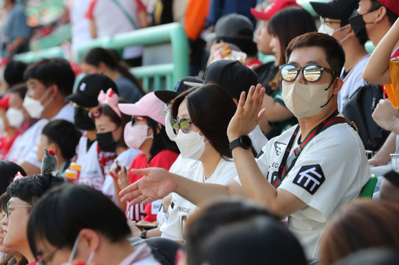 당국은 이날부터 실외마스크 착용 지침과 관련해 '50인 이상이 참석하는 집회나 공연, 스포츠 경기 등의 관람객이 50명을 넘을 경우 마스크를 착용한다'는 규제를 없앤다고 밝혔다.  [사진=뉴시스]