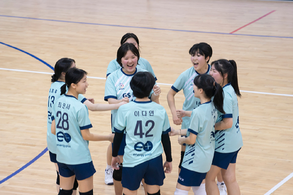 한국배구연맹(OVO)과 제천시배구협회가 공동 주최하고 대한항공, 제천시, 제천시의회, 제천시체육회가 후원한 '2024 제천 대한항공컵 구단 유소년 클럽 배구대회'가 지난 17일 막을 내렸다. 사진은 16세 이하 여자부 우승을 차지한 서울 GS칼텍스 유소년 클럽팀 선수들이 경기 도중 공격 성공 후 환호하고 있다. [사진=한국배구연맹(KOVO)]