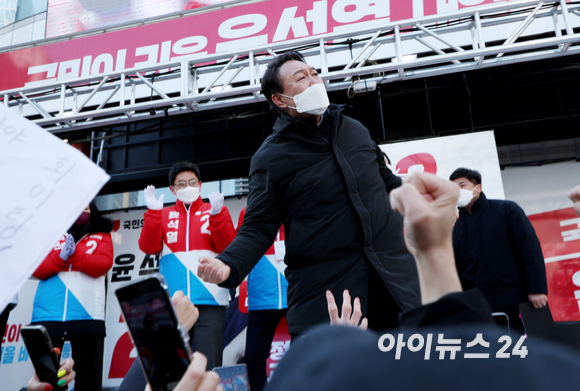 윤석열 국민의힘 대선 후보가 17일 오후 서울 송파구 석촌호수에서 열린 "경제를 살리는 대통령!" 송파 유세에서 어퍼컷 세리머니를 하고 있다. [사진=국회사진취재단]