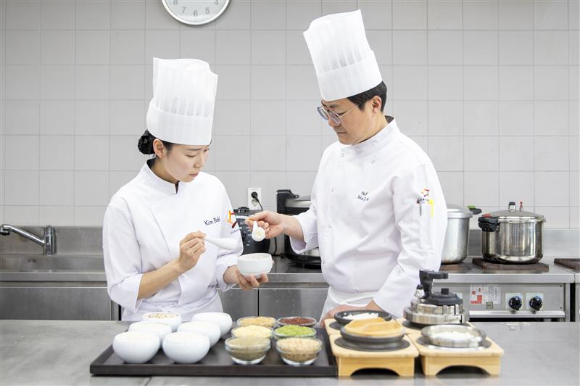 '밥 소믈리에' 자격을 취득한 아워홈 셰프들이 밥의 품질을 점검하고 있다. [사진=아워홈]
