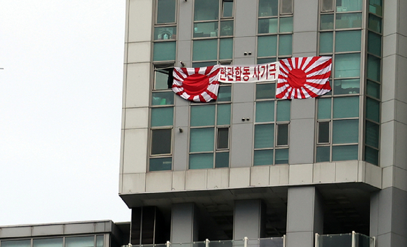 현충일인 지난 6일 부산 수영구의 한 43층짜리 주상복합건물 고층 창문에 일본 군국주의의 상징인 욱일기가 내걸려 있다. [사진=뉴시스]