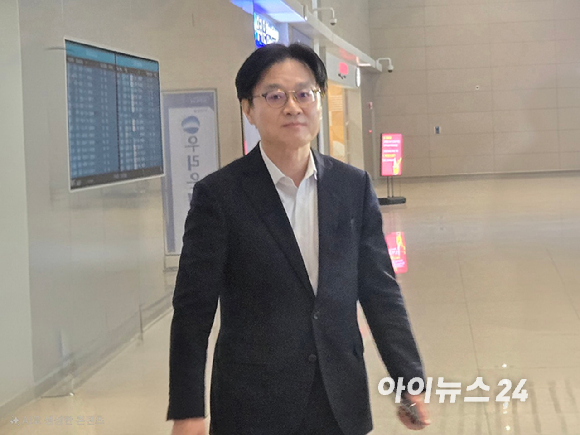 김정관 산업통상부 장관이 5일 오전 최대 60조원 규모의 캐나다 초계 잠수함 프로젝트(CPSP) 수주 지원을 위해 인천국제공항에서 캐나다로 출국하고 있다. 2026.3.5 [사진=최란 기자]