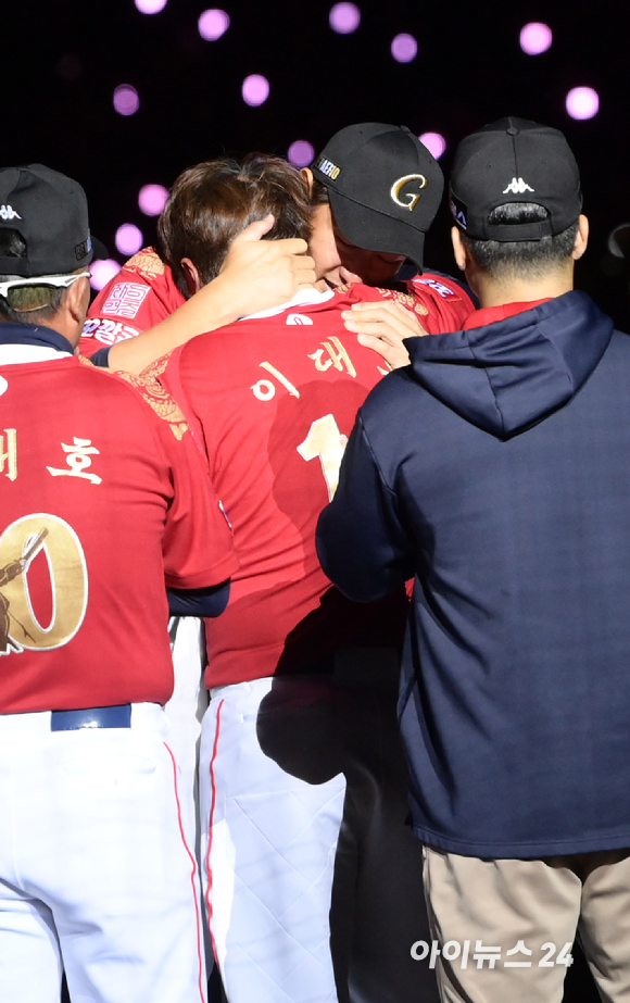 '조선의 4번 타자' 롯데 이대호의 은퇴식이 8일 부산 동래구 사직야구장에서 열린 가운데 이대호의 다양한 모습. [사진=정소희 기자]