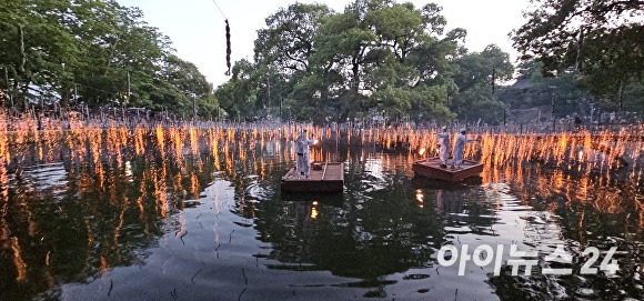  지난 14일 경상남도 함안 무진정 일원에서 '제31회 함안 낙화놀이' 행사가 열리고 있다. [사진=임승제 기자] 