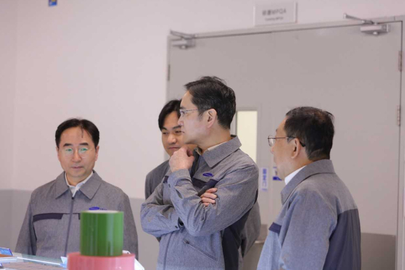이재용 삼성전자 회장이 24일 중국 텐진에 위치한 삼성전기 사업장을 방문해 MLCC 생산 공장을 점검하는 모습 [사진=삼성전자 ]