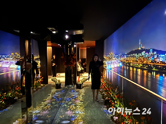 삼성물산은 14일 홍보관에서 열린 기자설명회에서 경쟁사인 포스코이앤씨가 제안한 입찰 제안 이미지와 실제 준공 결과가 달라질 수 있다는 점을 강조하며, 자사 설계의 실현 가능성과 인허가 안정성을 부각했다. [사진=김민지 기자]