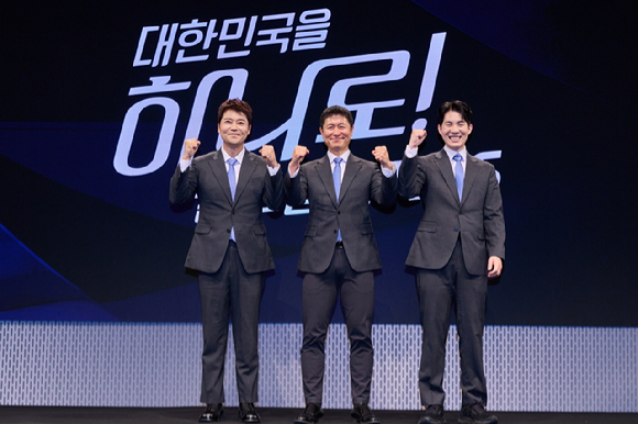 전현무 캐스터, 이영표 해설위원, 남현종 캐스터가 2일 서울 영등포구 KBS아트홀에서 열린 'KBS 2026 FIFA 북중미 월드컵' 제작발표회에서 포즈를 취하고 있다. [사진=KBS]