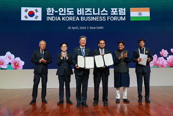 류진 한국경제인협회 회장이 20일(현지시간) 인도 뉴델리 바랏 만다팜에서 열린 &lsquo;한-인도 비즈니스 포럼&rsquo;에서 인사말을 하고 있다. [사진=한국경제인협회]