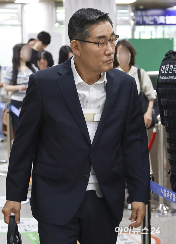 신원식 전 국가안보실장이 3일 서울 서초구 서울고등법원에서 열린 '내란우두머리 등 혐의' 항소심 13차 공판에 출석하고 있다. [사진=곽영래 기자]