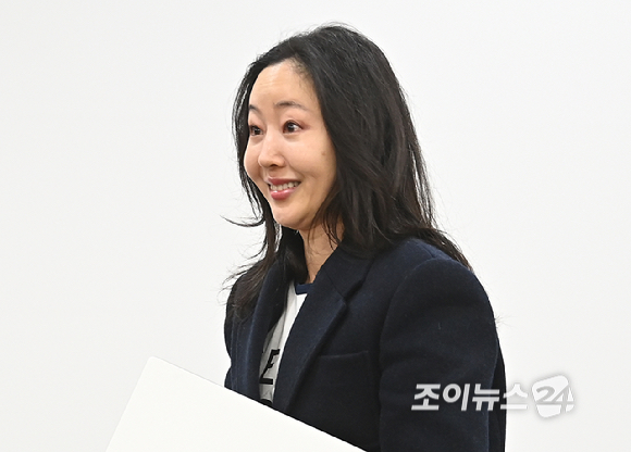 민희진 오케이 레코즈 대표가 25일 서울 종로구 교원 챌린지홀에서 열린 언론 기자회견에서 입장 발표 후 퇴장하고 있다. [사진=곽영래 기자]