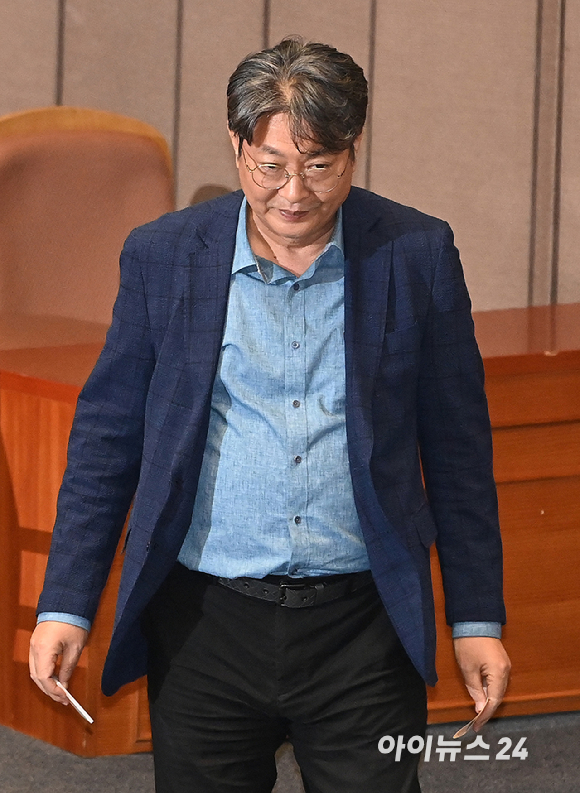 '차명거래 논란'에 휩싸인 이춘석 더불어민주당 의원이 지난 5일 오후 서울 여의도 국회 본회의에서 방송법 일부개정법률안(대한)에 대한 무제한토론 종결동의의 건에 대해 투표를 하고 있다. [사진=곽영래 기자]