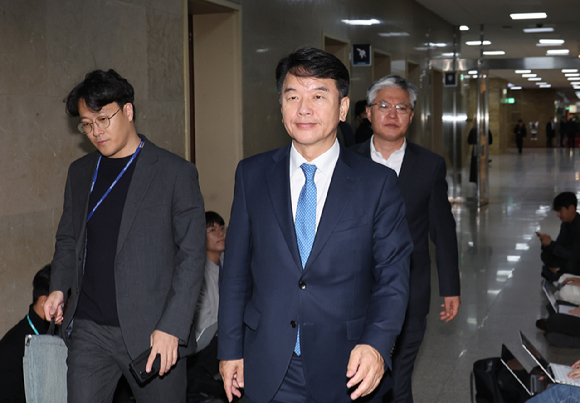 지난 10월 28일 서울 여의도 국회에서 더불어민주당 문진석 원내수석부대표가 국민의힘 유상범 원내수석부대표를 만나러 가고 있다. 2025.10.28 [사진=연합뉴스]