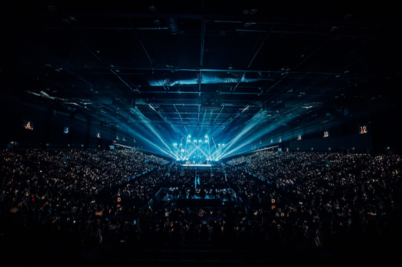 데이식스가 데뷔 10주년 기념 투어 'DAY6 10th Anniversary Tour ' The DECADE '' 홍콩 콘서트를 통해 팬들을 만나고 있다. [사진=JYP엔터테인먼트, kenneviaphotography]