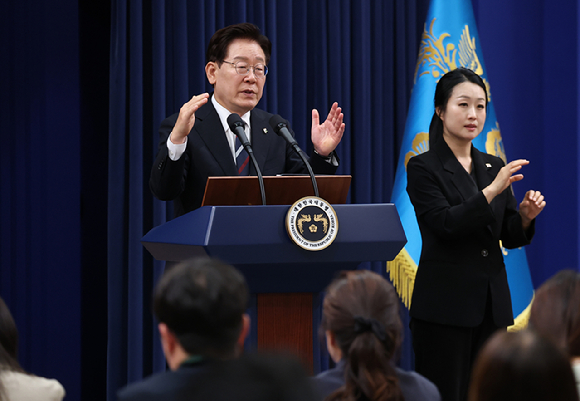 이재명 대통령이 19일 청와대 춘추관에서 열린 G7참석&middot;유럽순방 결과 브리핑에서 취재진 질문에 답하고 있다. 2026.6.19 [사진=연합뉴스]