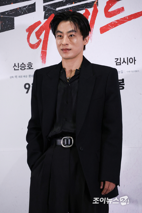 배우 강기영, 신승호, 김시아, 구교환이 16일 오후 서울 송파구 롯데시네마 월드타워점에서 진행된 영화 '부활남: 더 레드'(감독 백종열) 언론시사회에 참석해 포즈를 취하고 있다. [사진=문수지 기자]