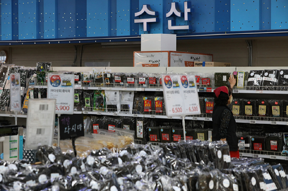 지난 11일 서울 시내 한 대형마트에 수산물 상품이 진열돼 있다. [사진=뉴시스]