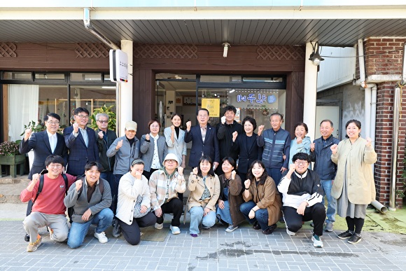 괴산형 청년창업 지원사업 1차 사업 점포로 선정된 ‘소소리움’에서 24일 열린 청년가게 1호점 인증 현판식 참석자들이 지역 첫 청년 점포 출발을 축하했다. [사진=괴산군]