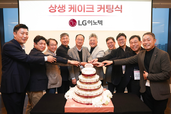 LG이노텍이 5일 서울 강서구 LG사이언스파크에서 문혁수 사장을 비롯한 LG이노텍 관계자와 협력회 회장사인 에이피텍 주재철 대표 등 주요 협력사 대표 40여 명이 참석한 가운데 '2026 동반성장 상생데이'를 열고, 2026년 공정거래 및 동반성장협약을 체결했다. [사진=LG이노텍]