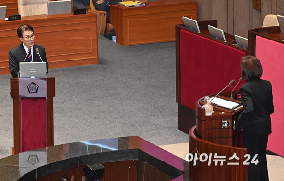 김민석 국무총리가 18일 서울 여의도 국회에서 열린 본회의에서 교육&middot;사회&middot;문화에 관한 대정부질문에 답하고 있다. [사진=곽영래 기자]